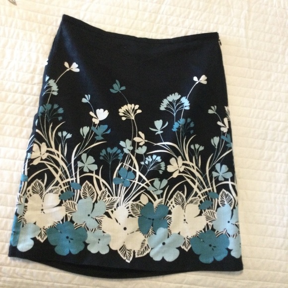 Loft size 4 blue floral skirt - Picture 2 of 5